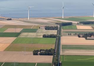 鳥瞰圖荷蘭農業景觀與風力渦輪機沿海岸