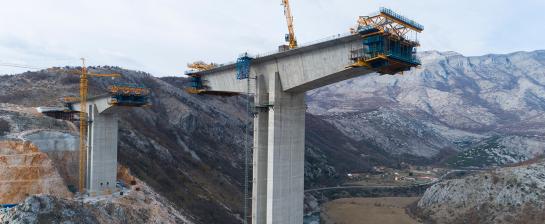 123rf用戶Ivan Kuznetsov在Moraca Canyon的橋梁建設